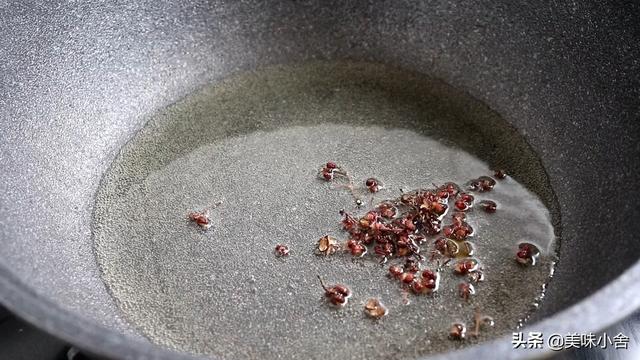 土豆粉怎么做好吃，土豆粉怎么做既简单又好吃（原来在家自制土豆粉这么简单）