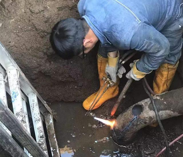 热水器排水阀一直滴水小妙招，热水器泄压阀一直滴水怎么办（热水器加热时泄压阀滴水）