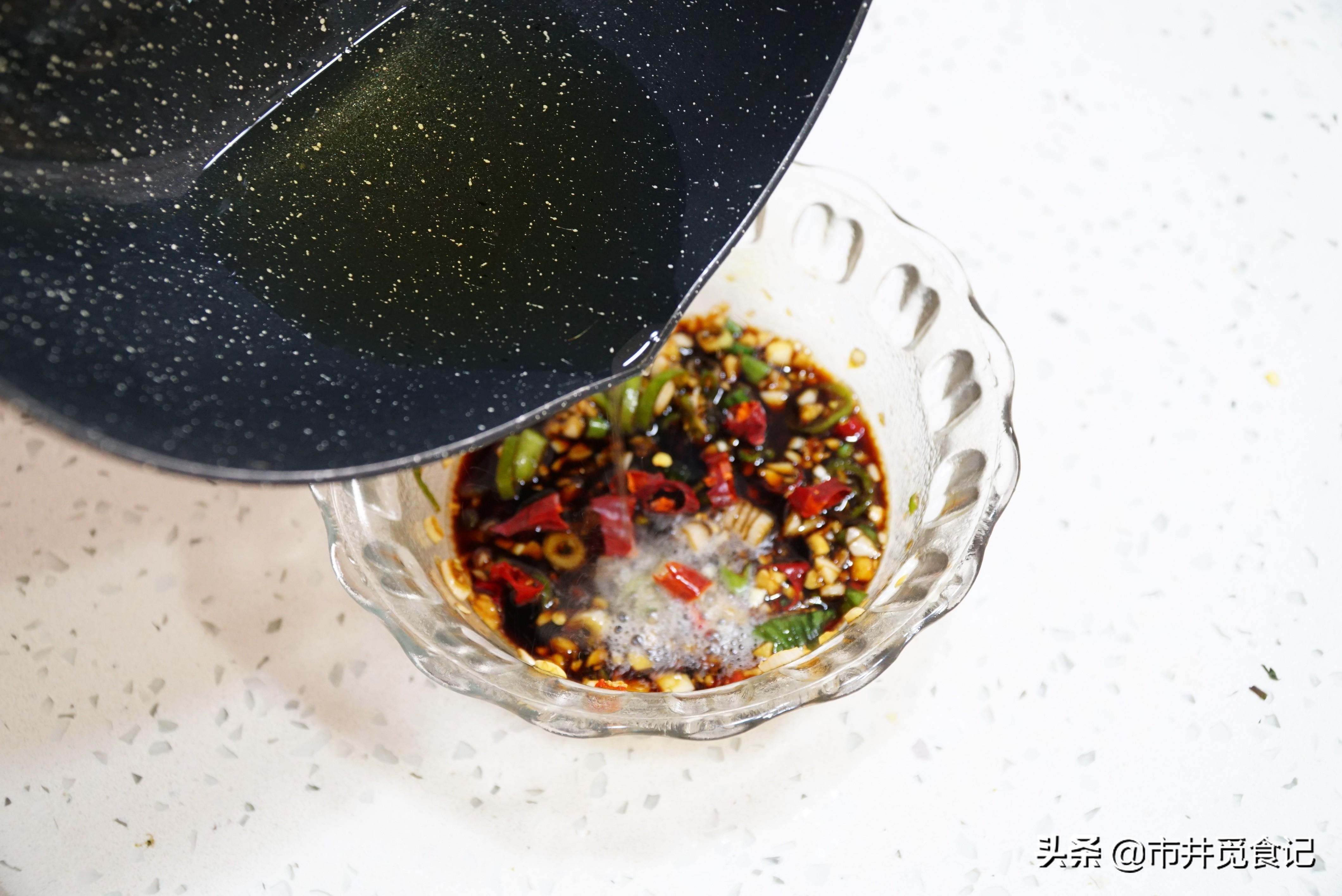 怎样做美味的凉拌松花蛋豆腐干黄瓜，豆腐和松花蛋凉拌菜怎么做（秋天最爱这道凉拌菜）