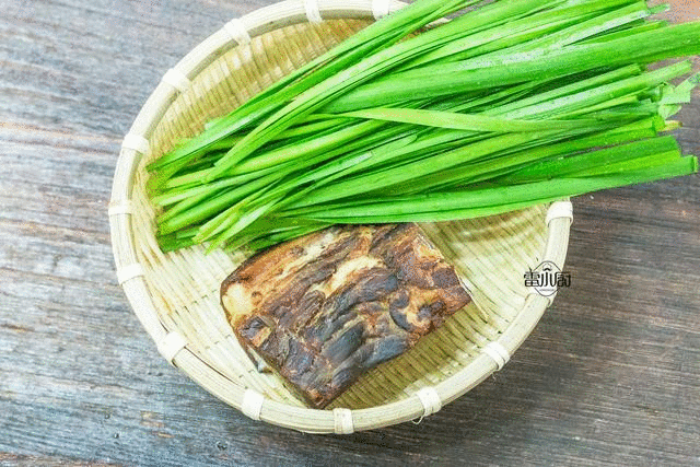 韭菜炒腊肉的家常做法，韭菜炒腊肉的家常做法大全（早春最该吃这食材）
