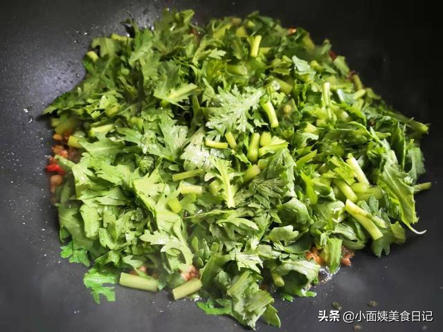 肉末炒茼蒿的家常做法，肉片炒茼蒿的做法（碰到这菜我从不错过）