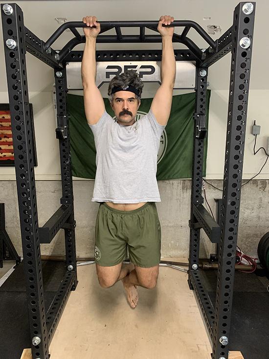 每天吊单杠三分钟,提高抓握力,增加肩背灵活性