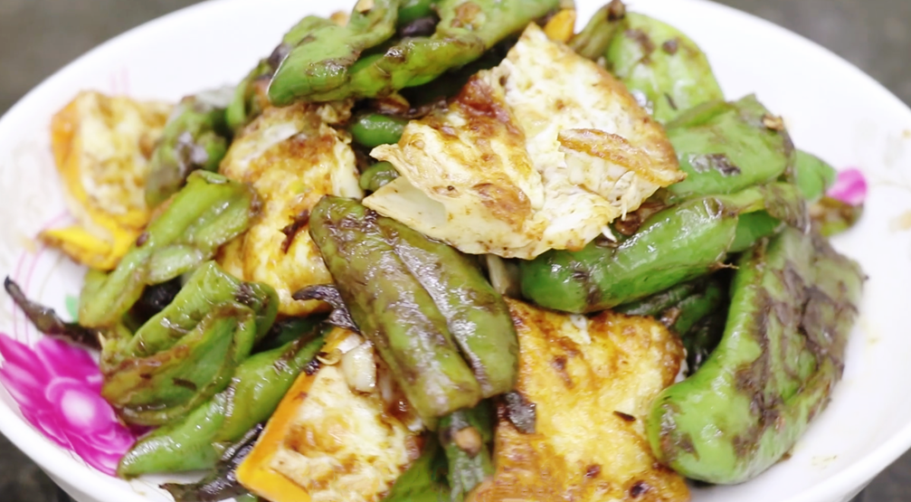 【虎皮椒炒荷包蛋】做法步驟圖 香辣開胃又下飯 比吃肉還香-起舞食譜網(wǎng)