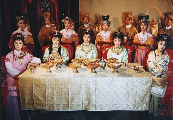 红楼梦贾宝玉结局，红楼梦书中贾宝玉的结局（因被丈母娘嫌弃投湖自尽）