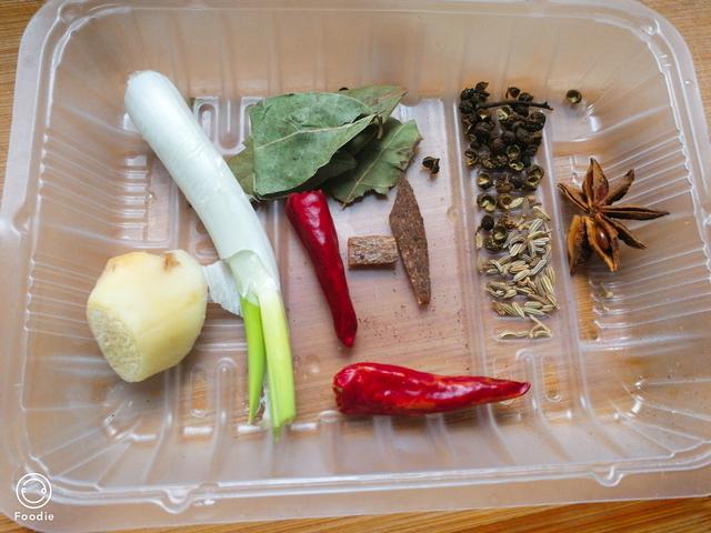 凉拌鸡爪和香辣鸡爪做法，凉拌香辣鸡爪的制作方法和配料（教你做香辣美味的凉拌鸡爪）