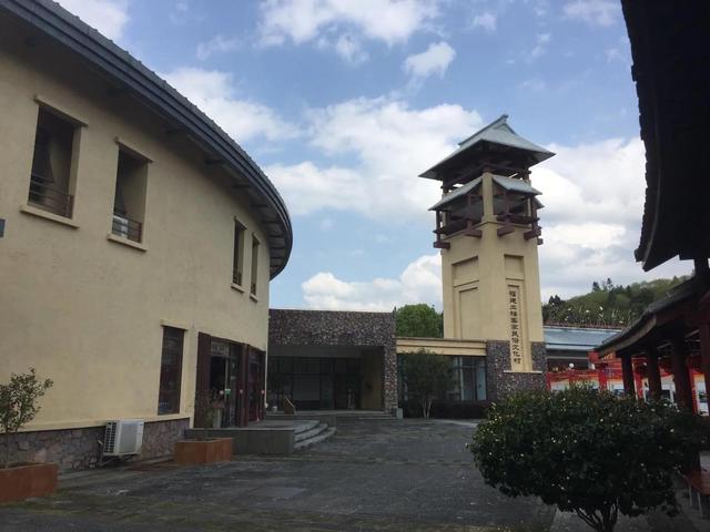 永定土楼在哪里，福建永定土楼在哪里（位于中国东南沿海的福建省龙岩市）