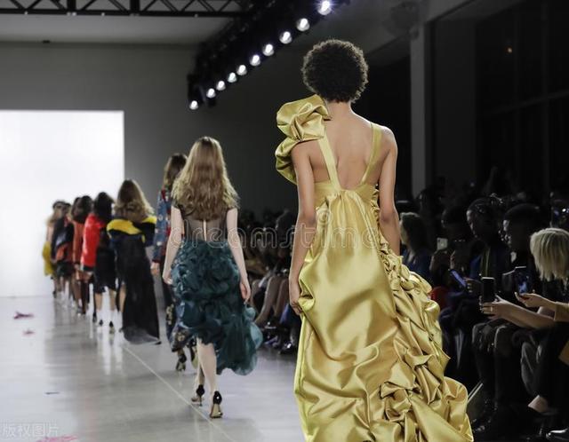 高跟鞋暗示什么，高跟鞋什么意思（高跟鞋曾是避“雷”的鞋）