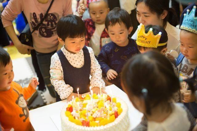 生日是按农历还是阳历，小孩生日是按农历还是阳历（“阳历”和“阴历”选哪个正确）