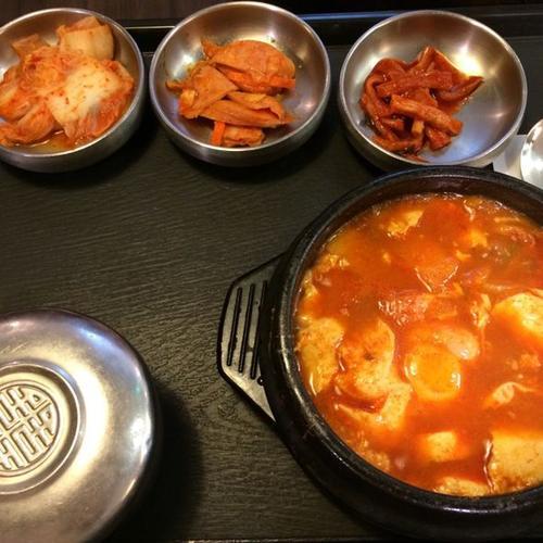 韩式海鲜豆腐汤，韩式海鲜牛奶豆腐汤（我们两人吃了一锅）