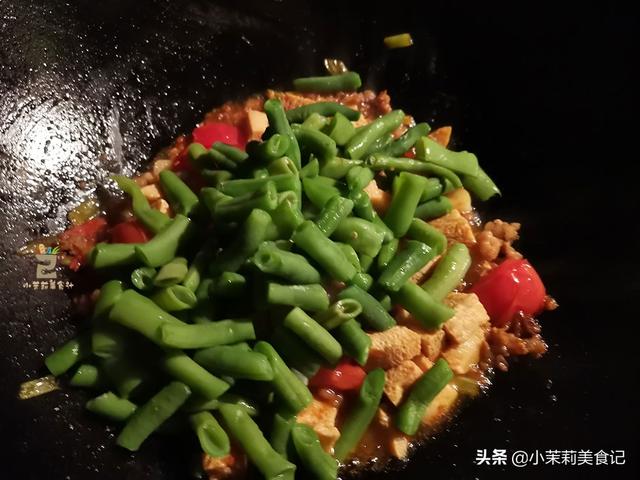 炒豇豆角用焯水吗，炒豇豆要焯水吗（豆角清脆入味不夹生）