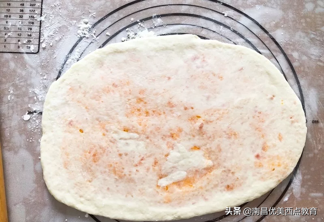 网红咸蛋黄饼干的做法，咸鸭蛋黄饼干（层次分明超级酥脆）