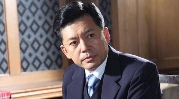 58岁赵刚曝拍戏现场，开美颜仍满脸皱纹，央视爆火后再无经典