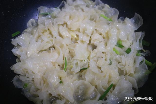 银耳炒菜做法家常，搭配这几种调味料