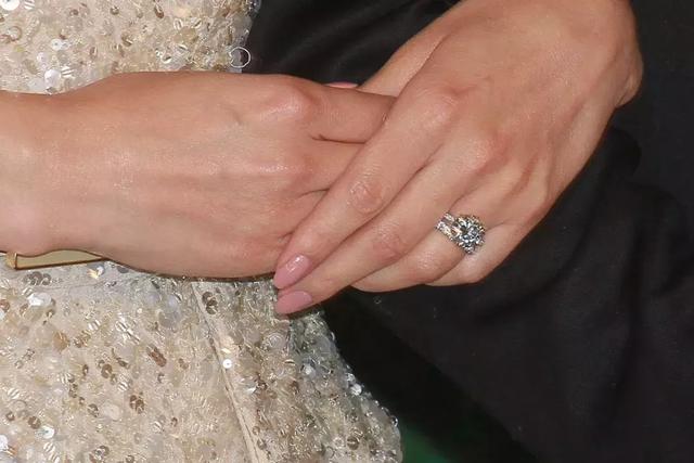 范冰冰的钻戒是多少克拉的,郭碧婷5克拉钻戒是碎钻 范冰冰的钻戒是多少克拉的,郭碧婷5克拉钻戒是碎钻