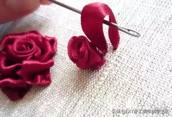 丝带玫瑰花教程，漂亮的丝带玫瑰蝴蝶结发卡（缝制精致好看的玫瑰丝带绣）