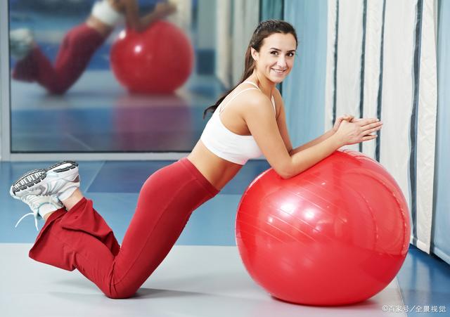 瑜伽球的作用是什么，瑜伽球是干什么用的（瑜伽球好处那么多）