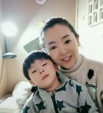 我不管我不管你就是谁都无法替代，我不管我不管你就是谁都无法替代是什么歌（晒月亮姐姐爱心图片引误会）