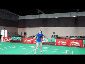 怎样学打羽毛球，羽毛球初学者训练步骤（标准的羽毛球基础动作图解）