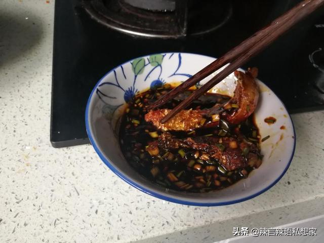 爆鱼的家常做法，爆炒鱼片的做法（掌握好要点就能做出鲜香味美的上海爆鱼）