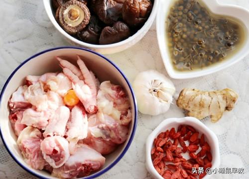 香菇鸡汤怎么炖好喝，怎么清炖鸡汤（冬天最爱这道香菇炖鸡汤）