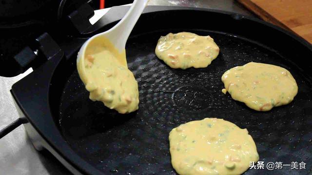 玉米面饼子电饼铛做法，电饼铛玉米饼的做法（玉米面这样做最好吃）