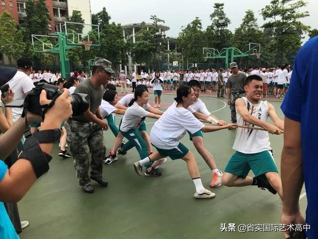 拔河比赛有哪些技巧，广东实验中学军训教官教你四个拔河技巧
