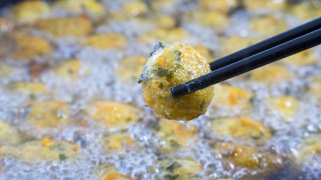 年夜饭怎么做炸货，过年吃的炸货（8道过年必备炸货）