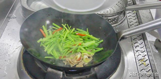 炒芹菜的方法既简单又干净，芹菜清脆不变色