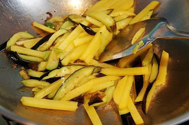炒茄子土豆丝的家常做法，炒茄子土豆丝的家常做法视频（土豆和它才是“天生一对”）