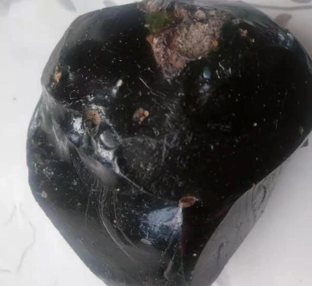 浅绿色石头有磁性是什么石头，玻璃陨石珍品赏析