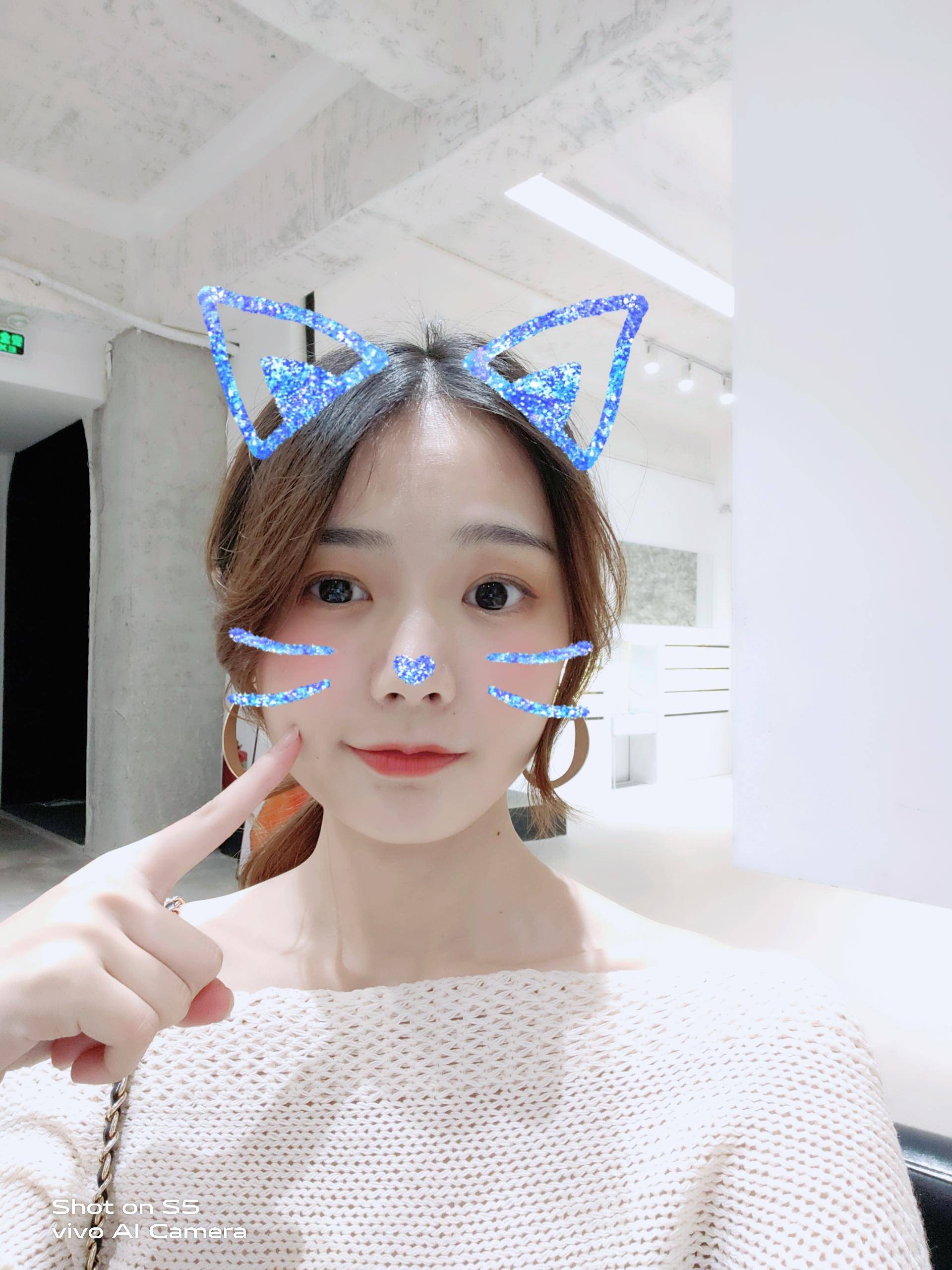 用手挡脸,托脸,照片自然好看