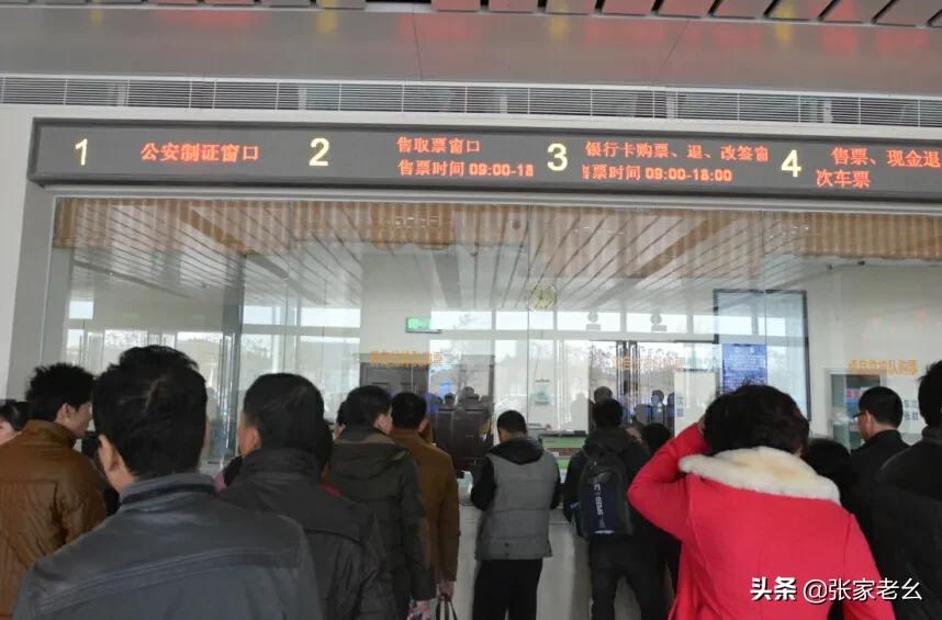 买火车票有手机购票和售票机购买的方式，为什么还会有人去窗口排队买票呢？