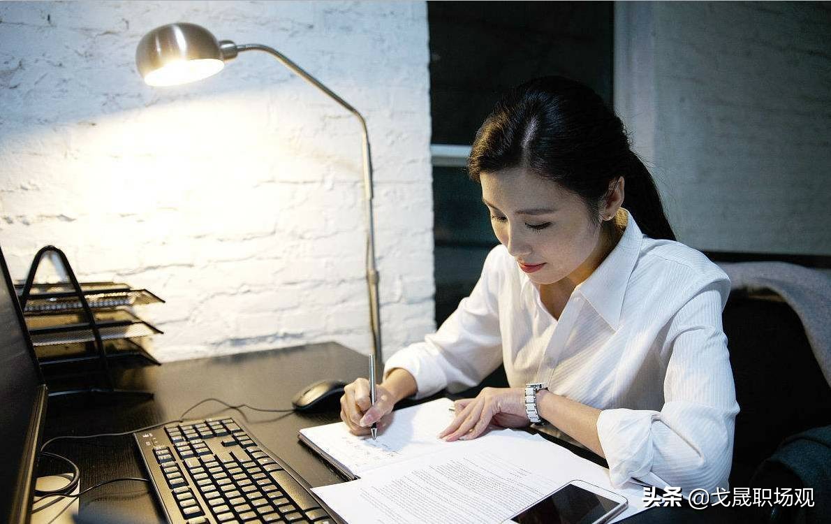 在新公司，到了下班时间，领导还在上班，作为新人该不该下班？
