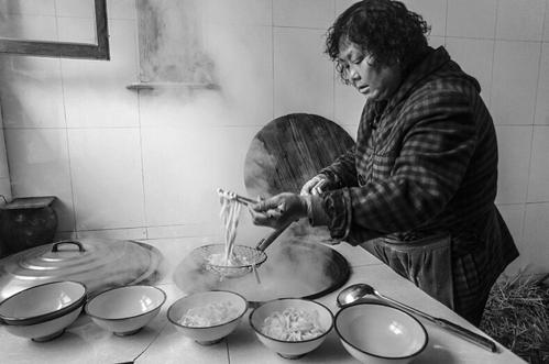 儿媳妇工资是儿子几倍，每天下班后儿子都做饭、洗锅、洗衣服，看着心里不是滋味，该怎么办？