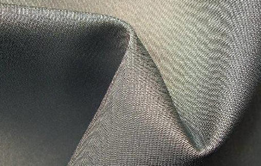 棉混纺和聚酯纤维哪个料子好，衣服棉的好还是聚酯纤维的好（服装面料里的聚酯纤维）
