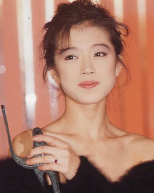中森明菜：57岁不婚不育，被近藤真彦伤透了心，和父亲30年不联系
