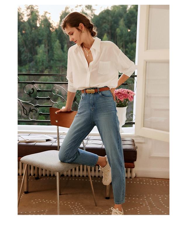 蓝色西装配什么颜色的衬衫，蓝色西装配什么颜色的衬衫男（蓝色衬衫搭配西装裤、短裤）