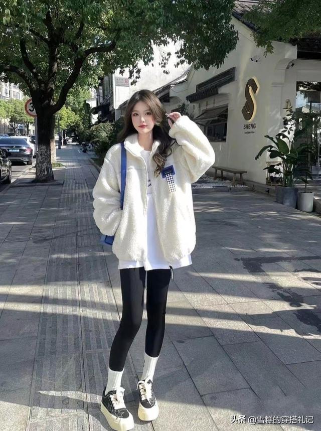 羊羔毛外套怎么搭，羊羔毛外套怎么搭配好看不臃肿穿搭技巧图（今年流行的“羊羔毛外套”洋气显瘦）