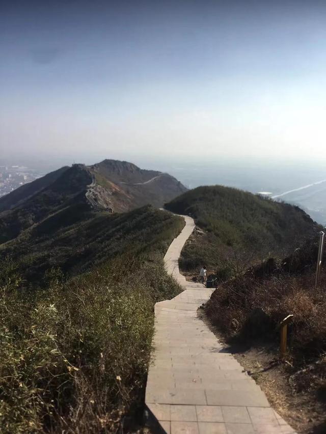 三五好友小聚唯美句子，三五好友小聚唯美句子5个字（ 相聚圌山）