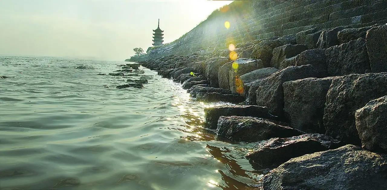 安徽为干流主要源头);钱塘江古称之江,折江,"罗刹江"浙江省名由此而来