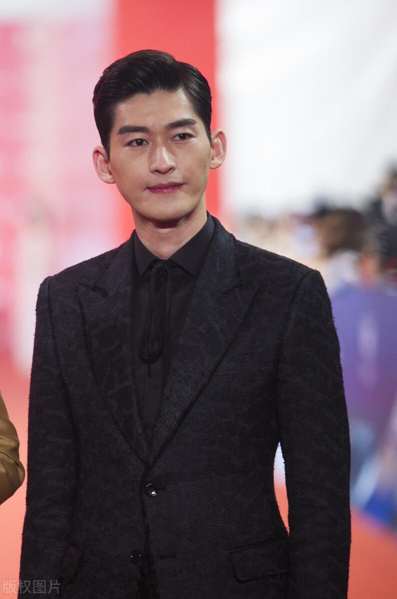 张翰的眼睛(张翰还是戴眼镜的时候比较帅) - 龙腾网