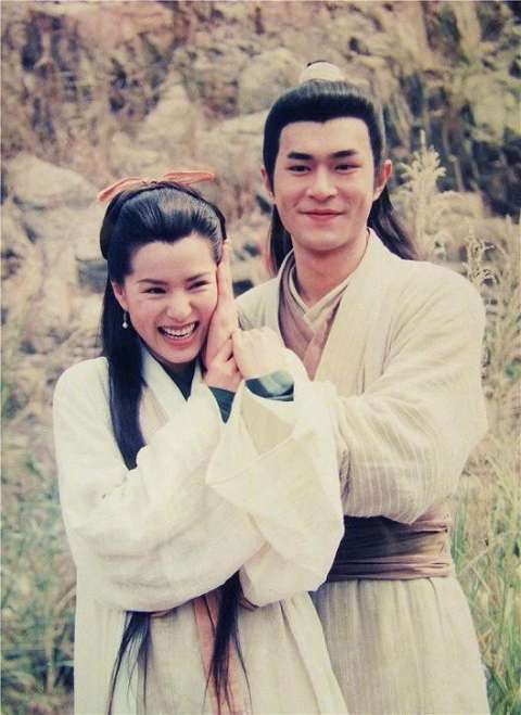 在古墓里面杨过其实是一直拿小龙女当长辈尊敬的,被李莫愁找上门,逼得