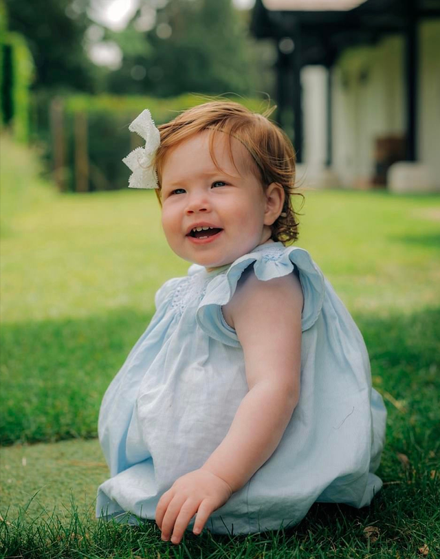 一岁小公主生日祝福语，小公主的生日祝福语有哪些（皮肤白皙长得像哈里）