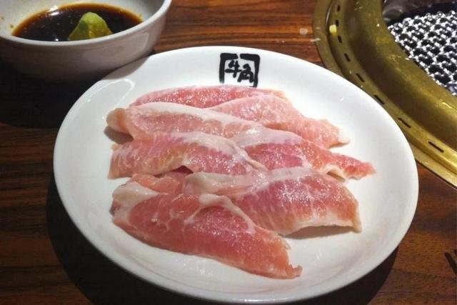 猪肉怎么挑选新鲜的，怎么选择新鲜的猪肉（“懂行人”买猪肉）