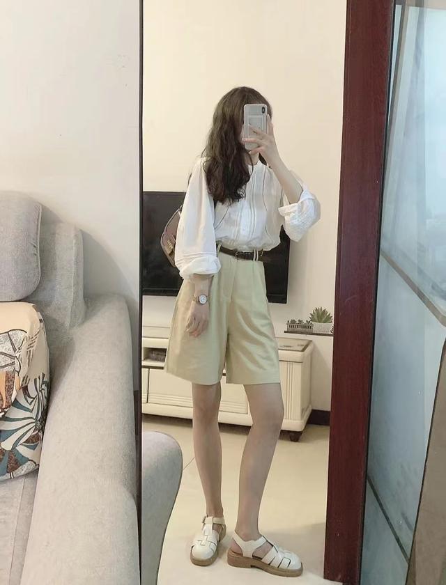 卡其色裤子配什么颜色鞋子，白色裤子配什么鞋子好看（卡其色短裤搭配什么颜色上衣好看）