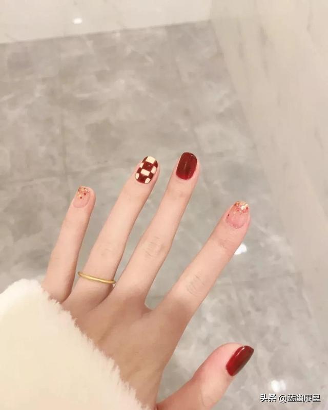 指甲发黄了怎么办，指甲发黄了怎么办小妙招（美甲时间久了为什么会发黄）