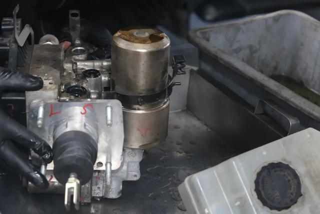 油压减震器，减震器原理图（搞来一辆“破烂不堪”的04年LC100）