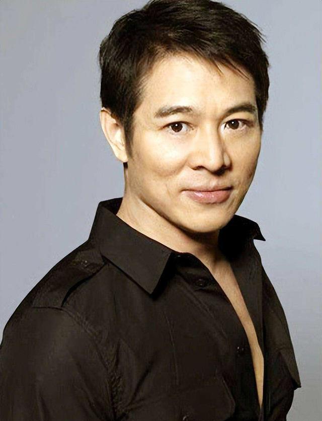 李连杰现在在哪里，功夫巨星李连杰现在哪里生活（与杨紫琼亲密合影感情好）