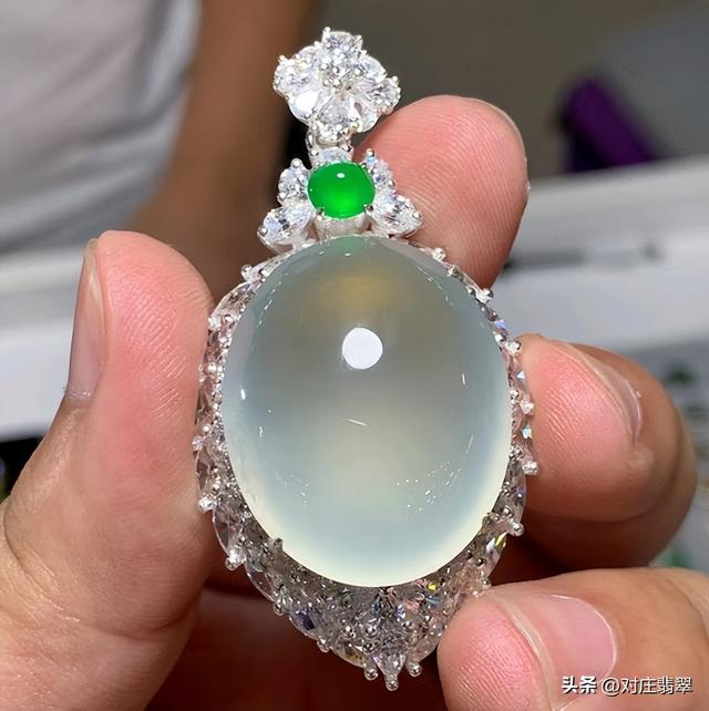 什么叫玻璃种翡翠，翡翠中的玻璃种是什么样的（无色玻璃种翡翠的璀璨之美）