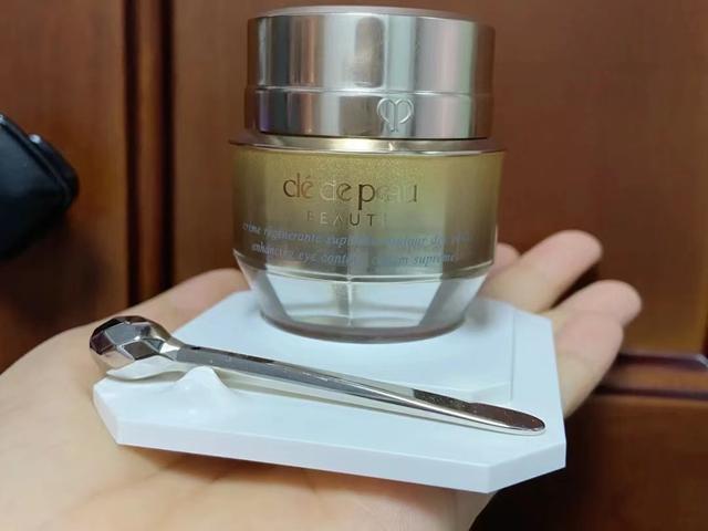 兰蔻双层眼霜价格，兰蔻菁纯眼霜适合什么年龄（4款千元“贵妇眼霜”盘点）